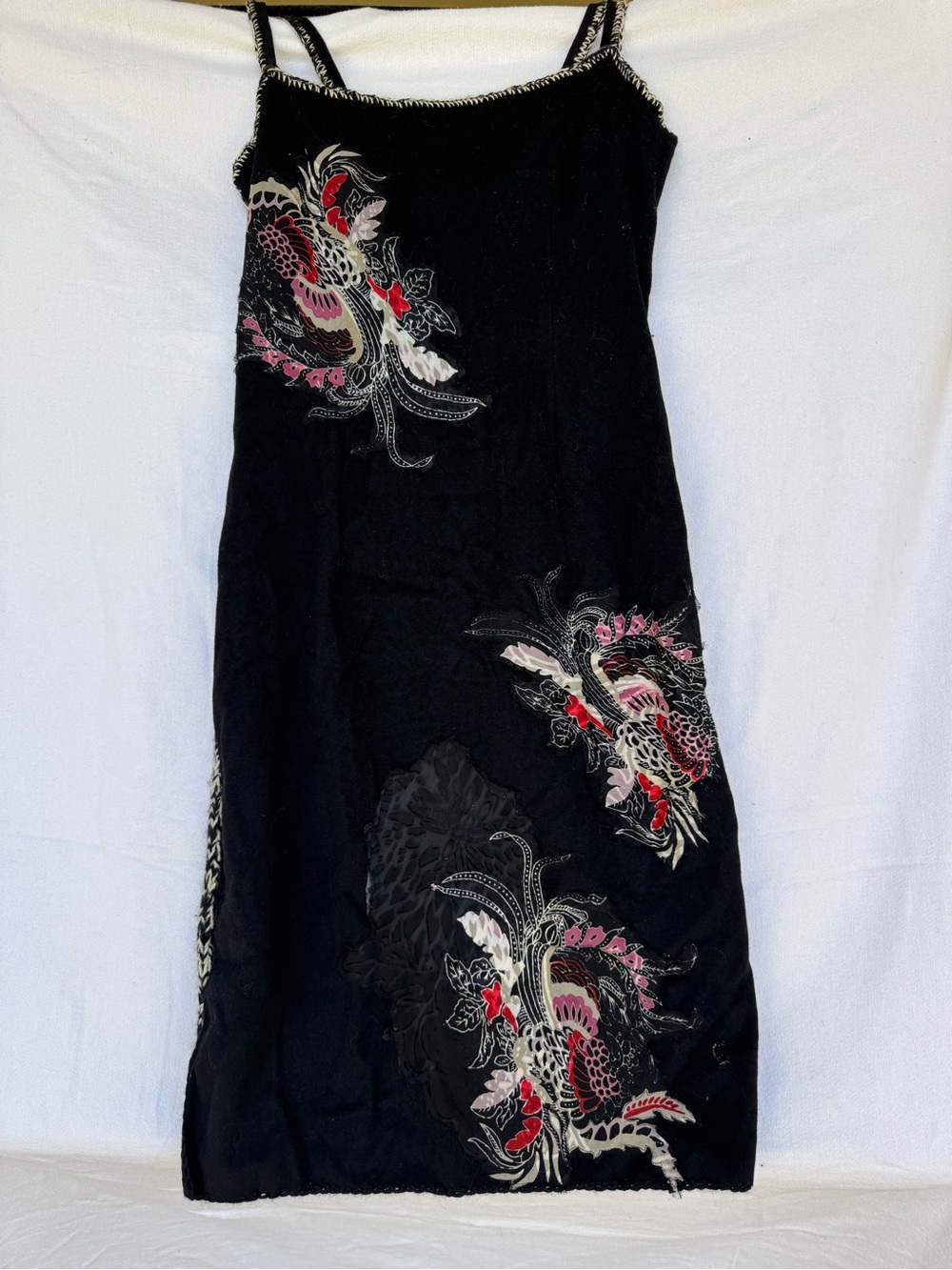 Bodycon dress. The back of the dress is sweater, knee length.